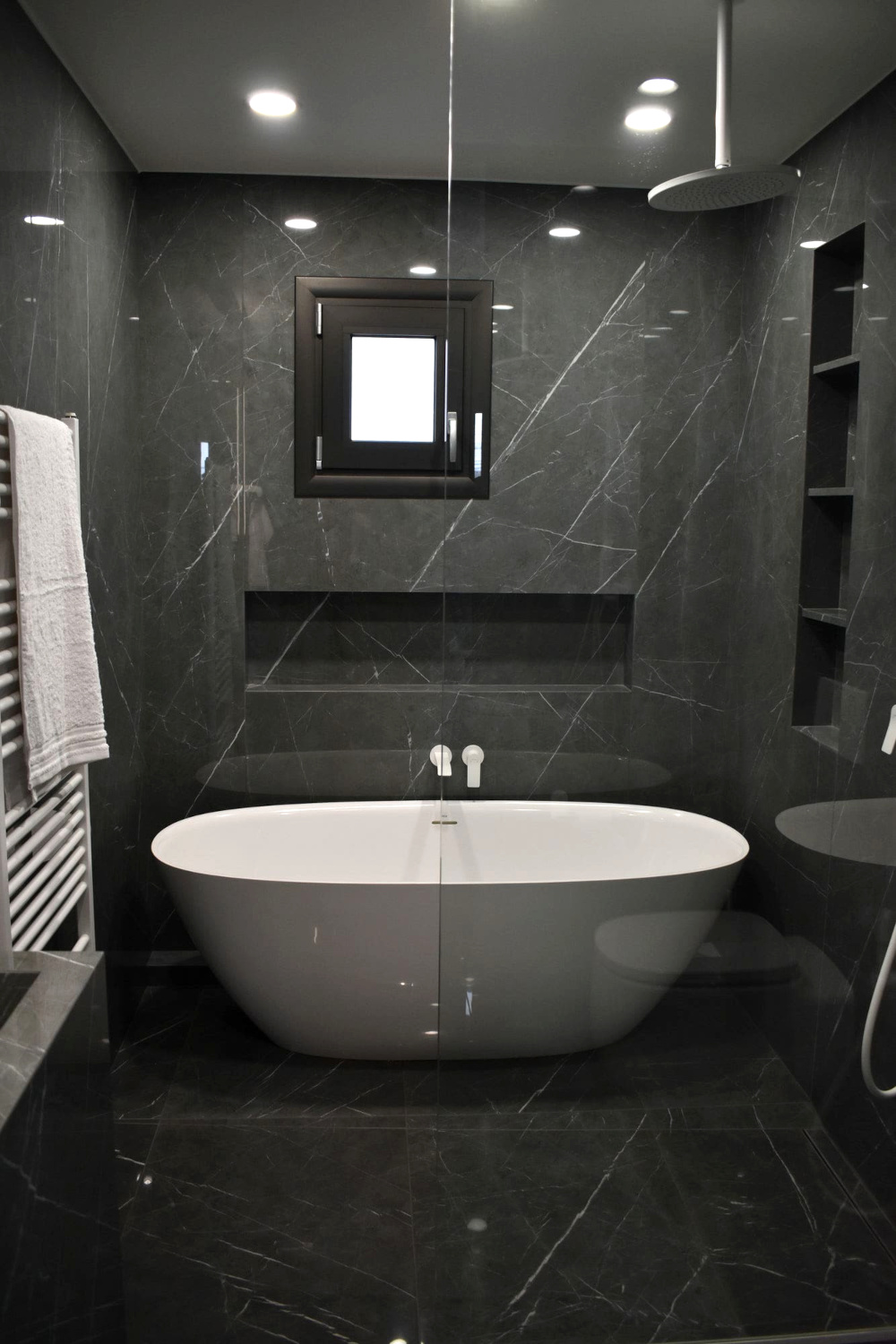 ICONIC SHOWER AND BATHTUB SPACE – GIANNOULI LARISAS